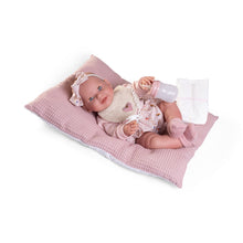 Cargar imagen en el visor de la galería, 50414 Mia Baby, Pees when she takes her bottle