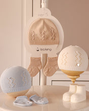 Cargar imagen en el visor de la galería, 1325 beige Baby Boy Hat And Booties
