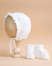 Cargar imagen en el visor de la galería, 1332 Beige Baby Girl Hat And Booties (Copy)

