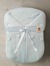 Cargar imagen en el visor de la galería, 3187 White with white Pompom Sleeping Bag
