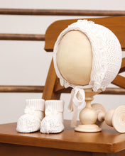 Load image into Gallery viewer, 1324 white Baby Girl Hat And Booties
