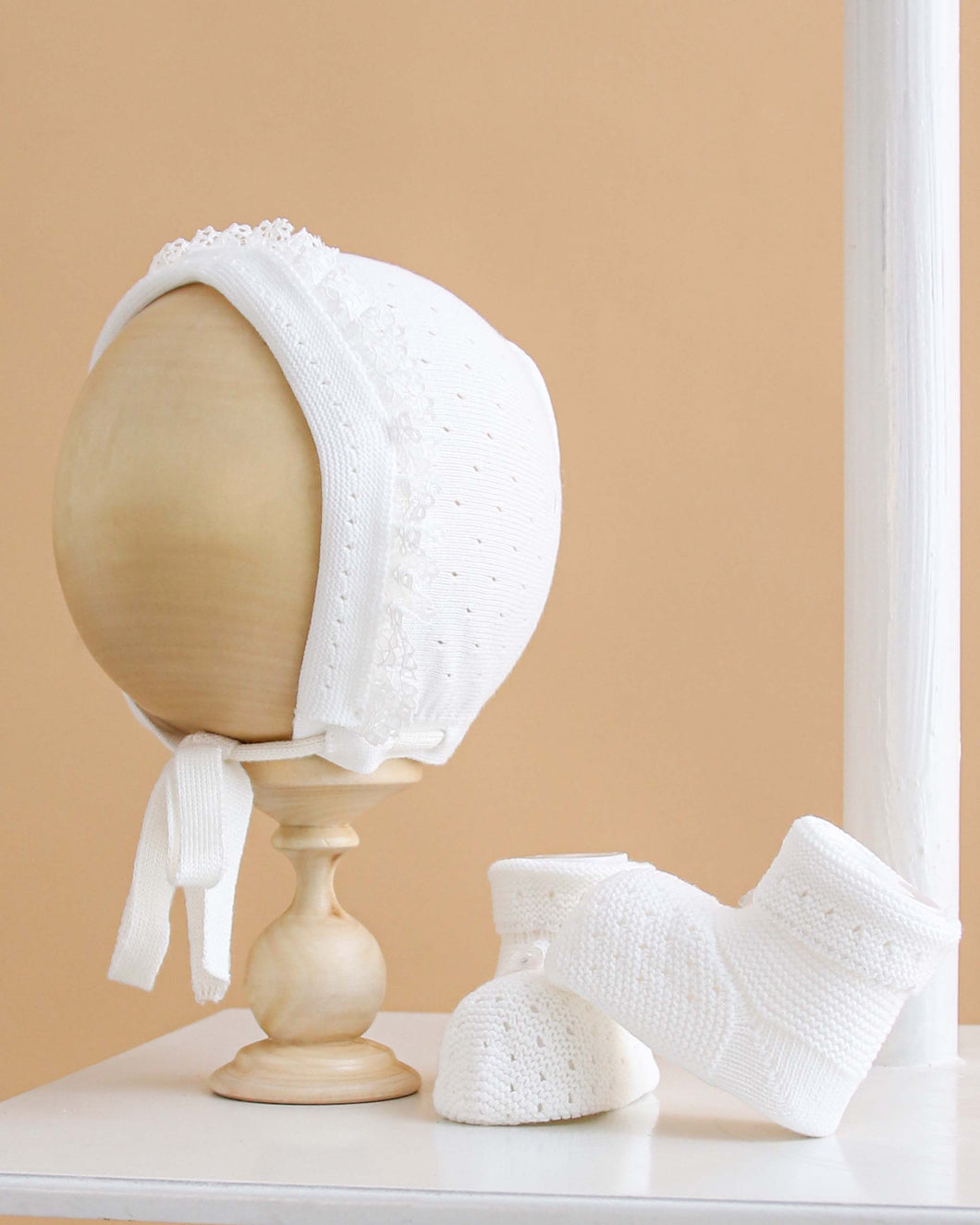 1327 White Baby Girl Hat And Booties